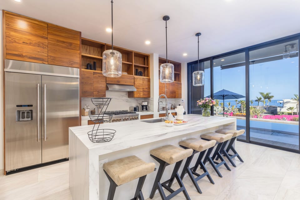 Main house - Prepare your favorite meals in the spacious, fully equipped kitchen