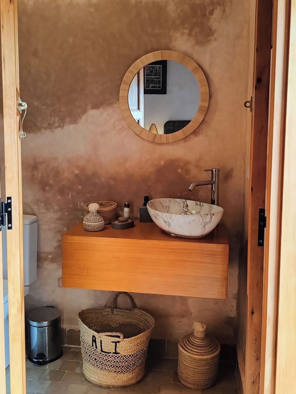 Chambre Lala Fatima | Bathroom | Rainfall showerhead, hair dryer, slippers, towels