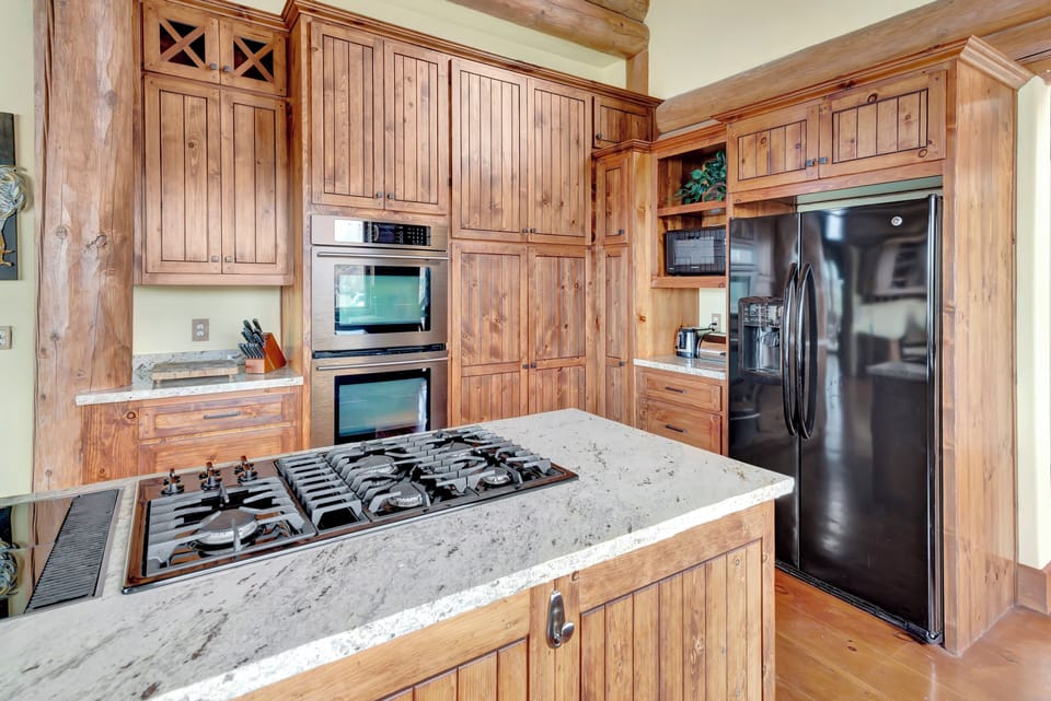 Chef-ready kitchen with 5-burner gas cooktop and double ovens
