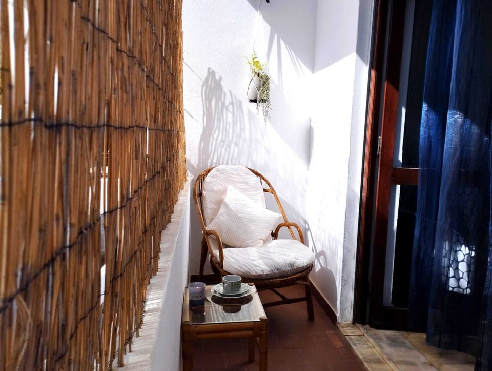 VARANDA 2 || Aqui pode relaxar com o seu livro, chá ou café,com acesso pela sala