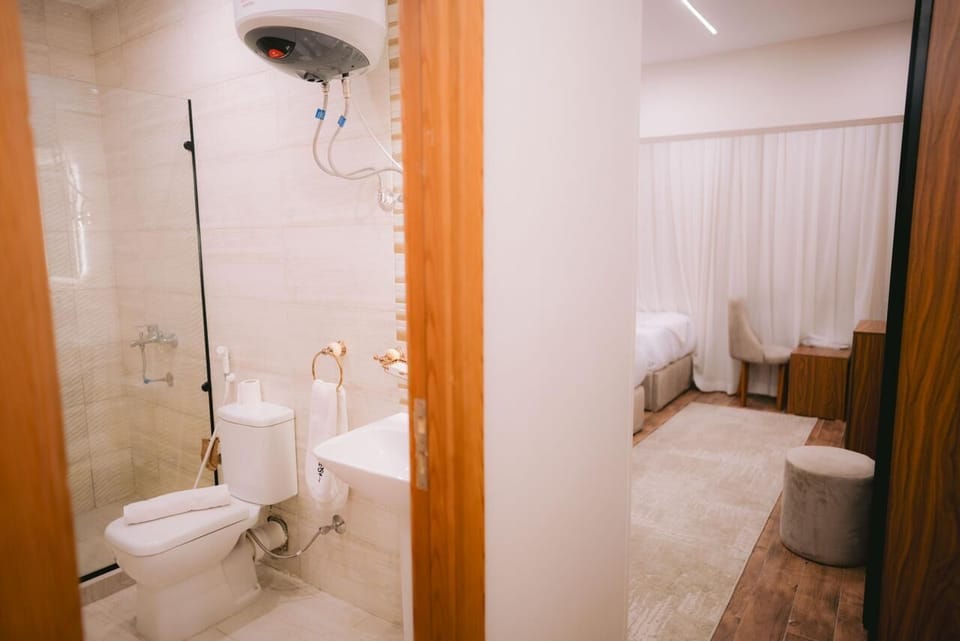 Combined shower/tub, towels, soap, shampoo