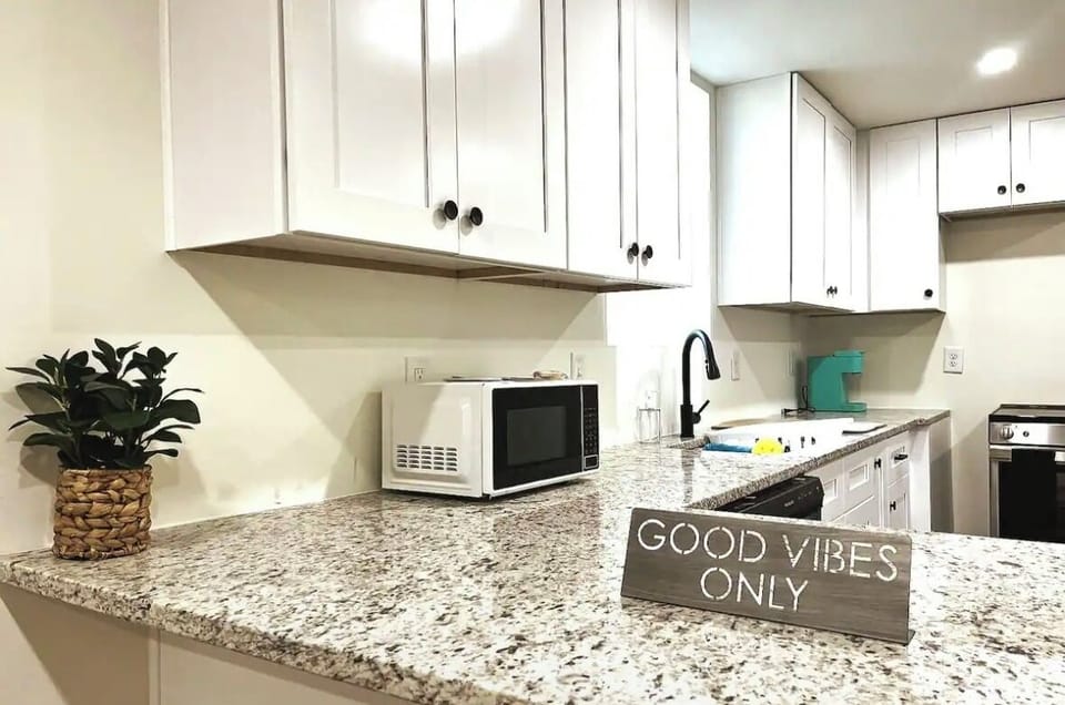 FULLY equipped kitchen for the gourmet chef which means you never have to worry✅