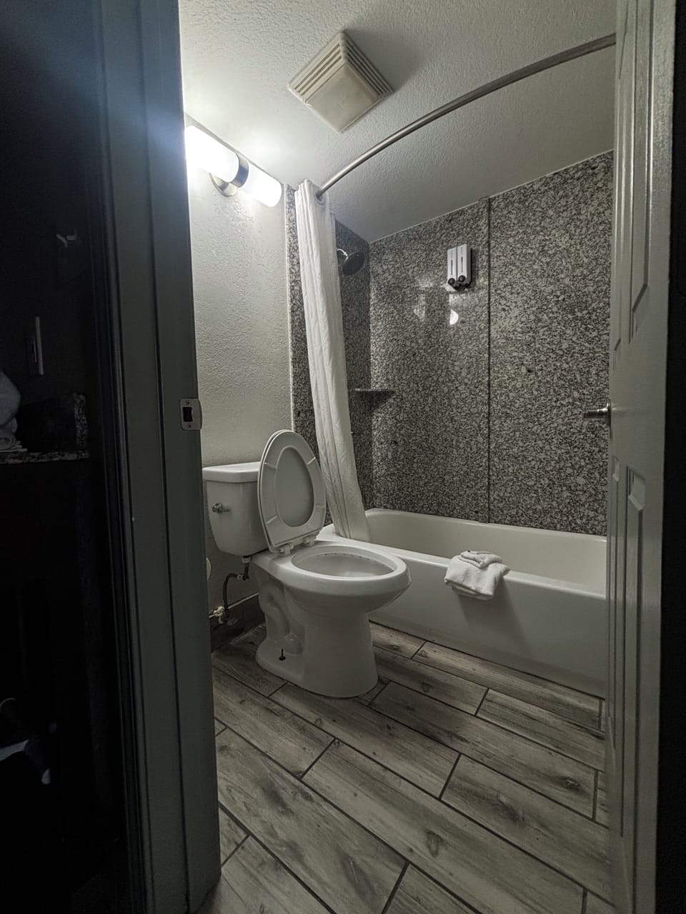 Combined shower/tub, free toiletries, towels, soap