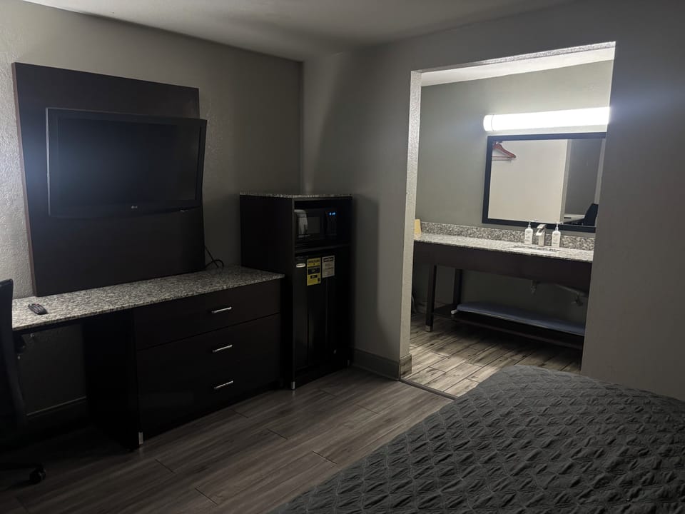 Desk, laptop workspace, soundproofing, free WiFi