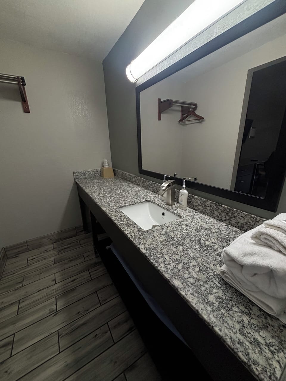 Comfort Single Room, 1 King Bed | Bathroom sink