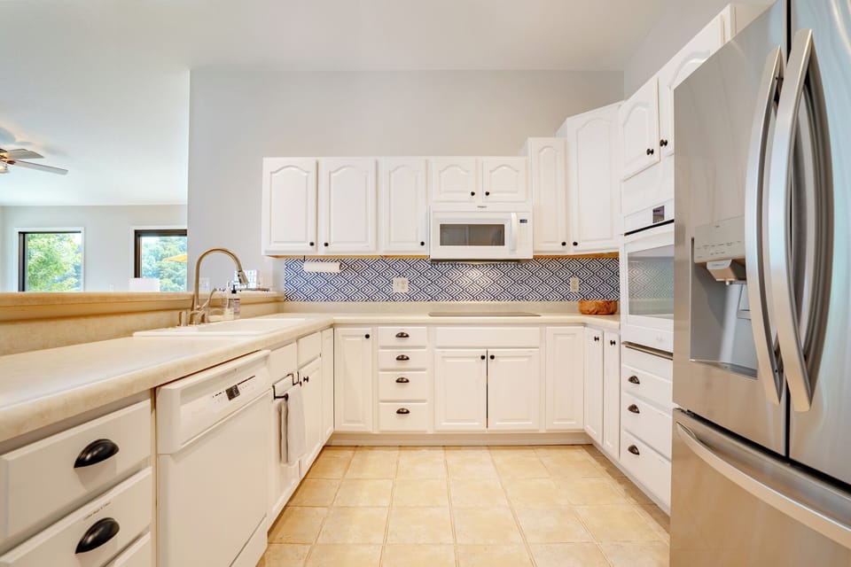 Great kitchen with everyhting you need, dishes, pots, pans