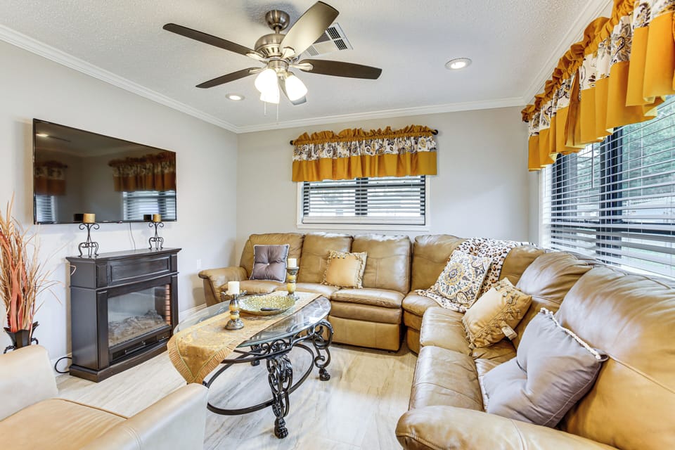 Bridge City Vacation Rental | 3BR | 1.5BA | 1,200 Sq Ft | Step-Free Access