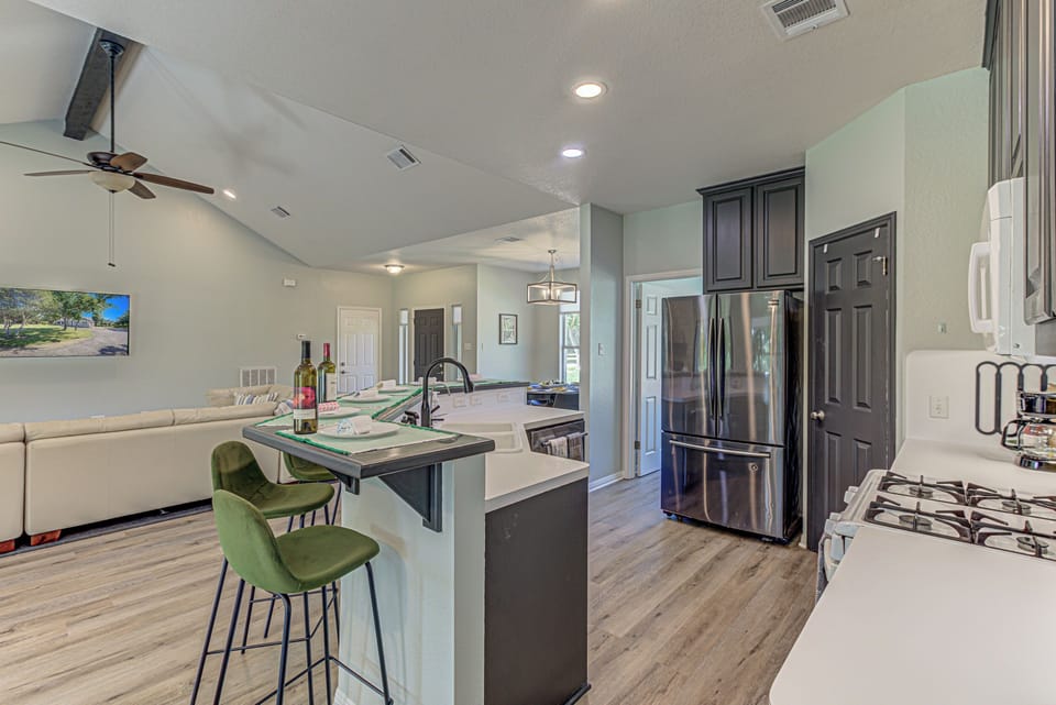 Full kitchen