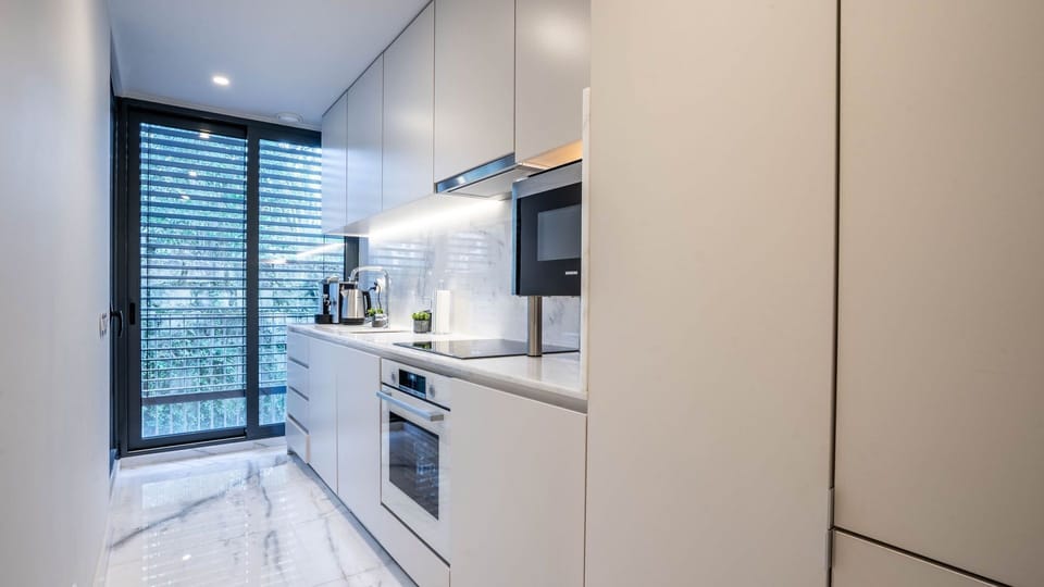 Create culinary masterpieces in the fully equipped kitchen with modern appliances and the convenience of a dishwasher. #ChefLife #FoodieHaven