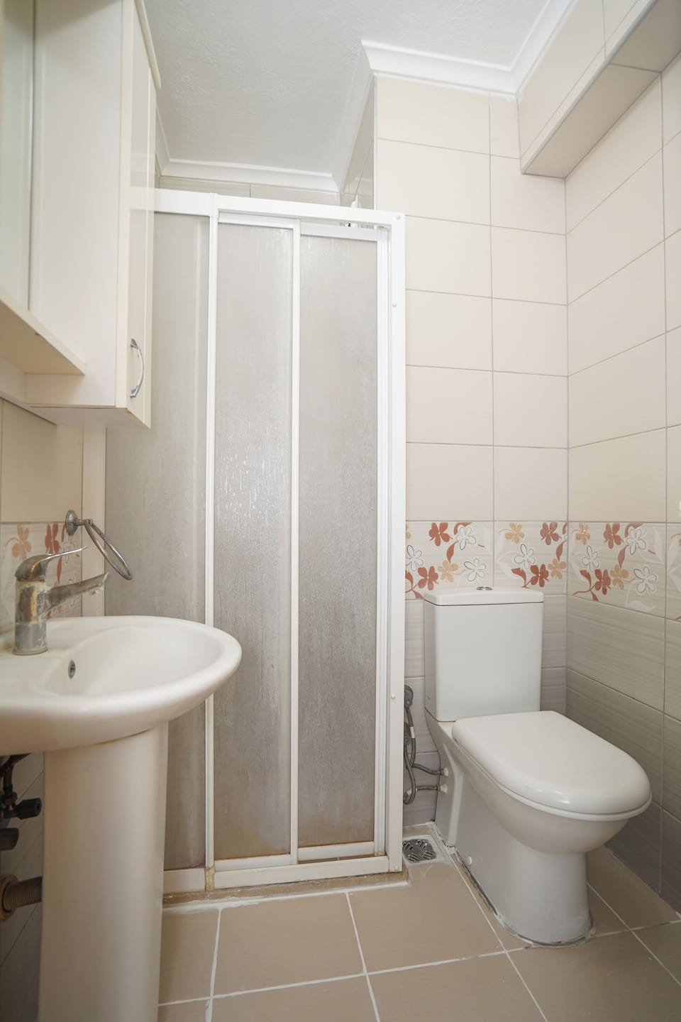 Classic Twin Room | Bathroom | Shower, eco-friendly toiletries, hair dryer, slippers