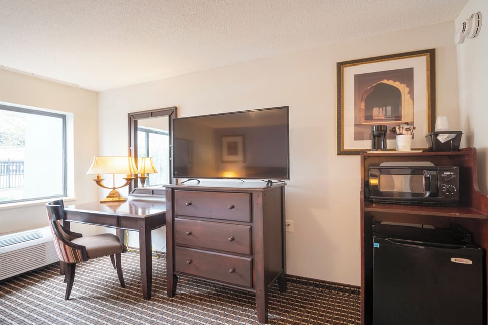 Room, 1 King Bed, Non Smoking (Accessible) | Desk, iron/ironing board, free WiFi, bed sheets