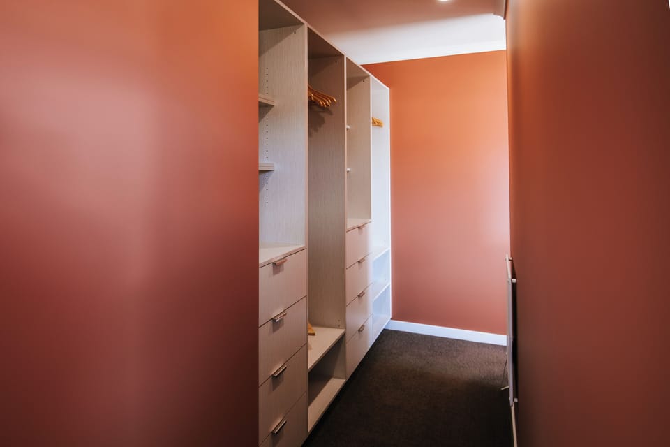 Luxury House, Lake View | Wardrobe