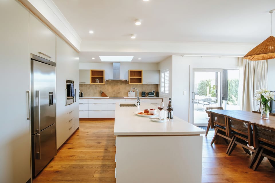 Full-size fridge, microwave, oven, stovetop