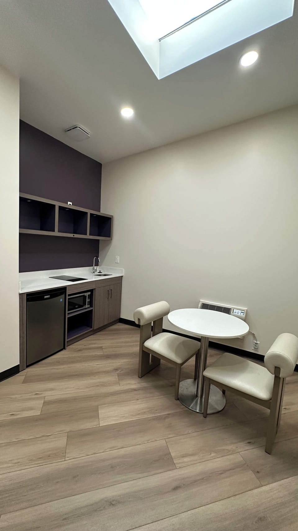 King Bed, Jetted Tub | Desk, laptop workspace, blackout drapes, iron/ironing board