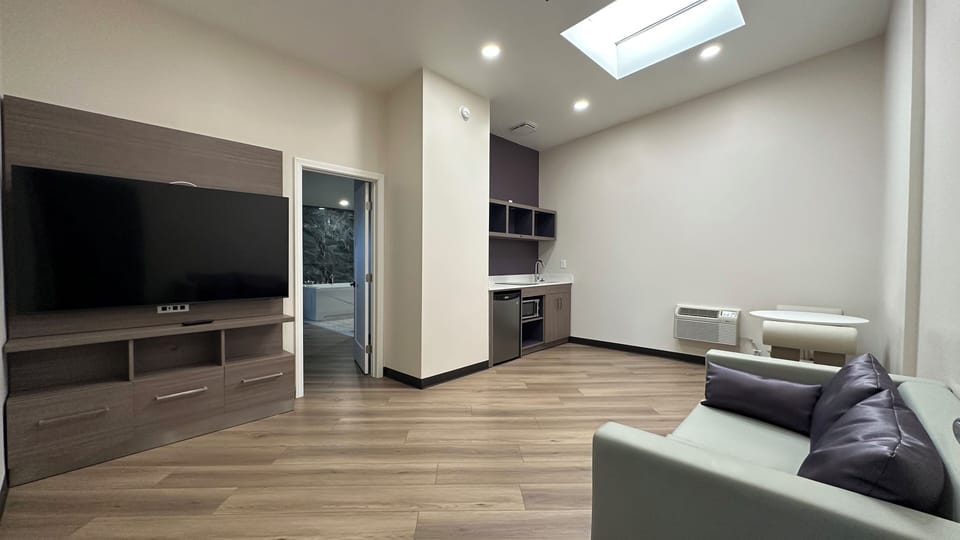 King Bed, Jetted Tub | Desk, laptop workspace, blackout drapes, iron/ironing board