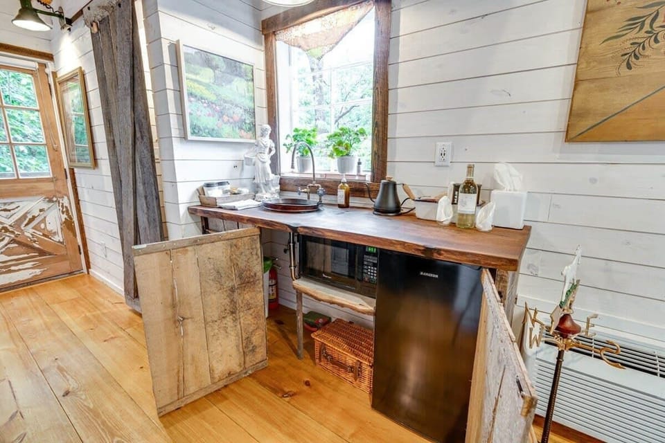 The kitchenette has everything you need: a mini fridge, a microwave, a picnic basket, water, artisanal coffee, tea, wine, and more!