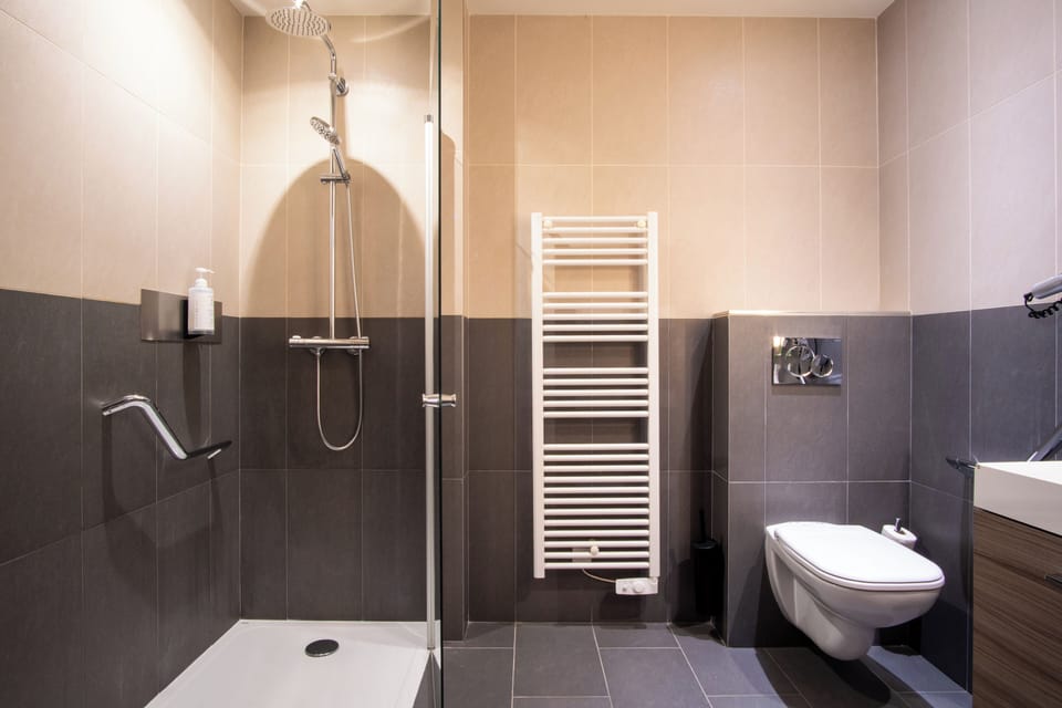 Junior Suite, Terrace | Bathroom | Hair dryer, towels, soap, shampoo
