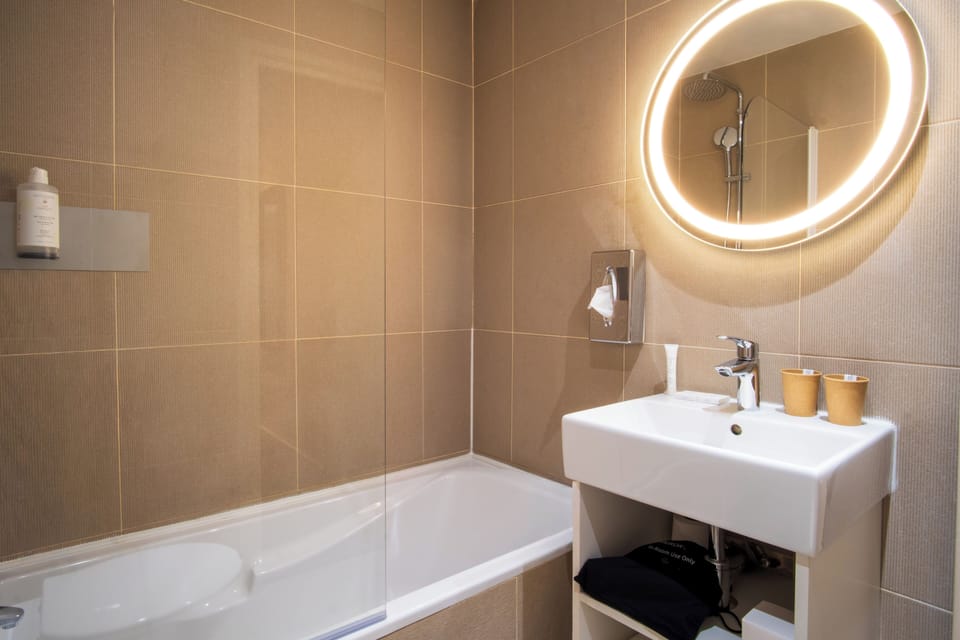Deluxe Double Room | Bathroom | Hair dryer, towels, soap, shampoo