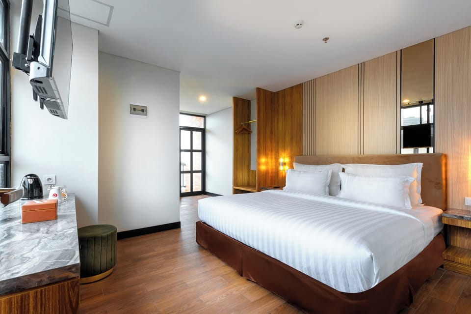 Deluxe Double Room | In-room safe, desk, WiFi (free), bed sheets