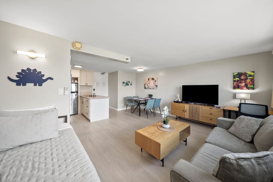 The living room connects to a dining area and features a large Samsung Smart TV.