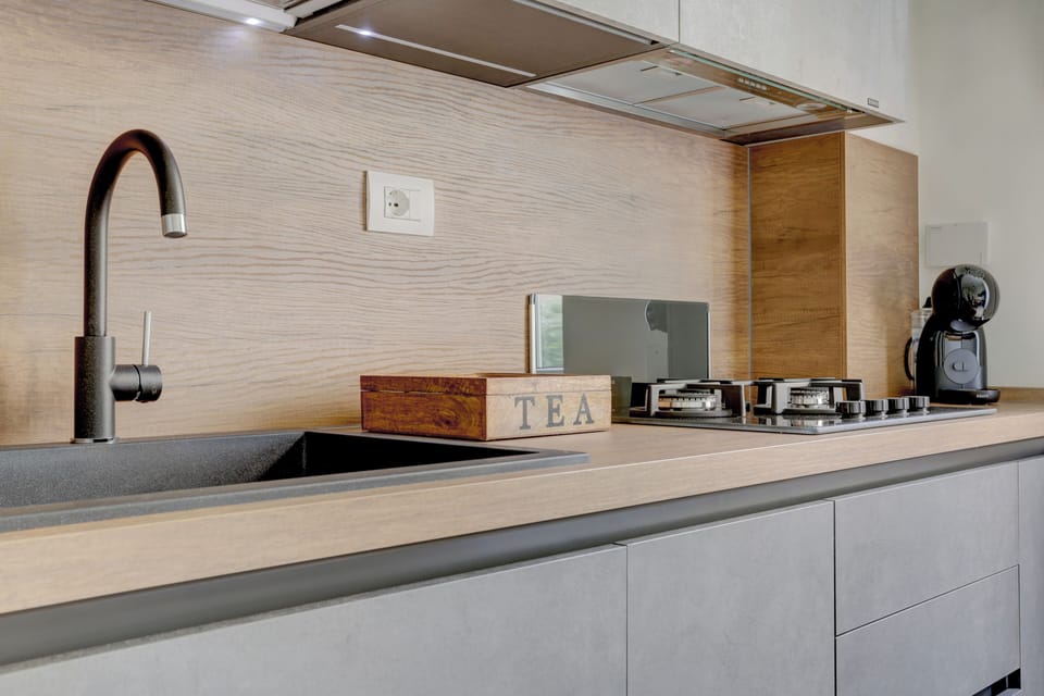 Full-size fridge, oven, stovetop, dishwasher