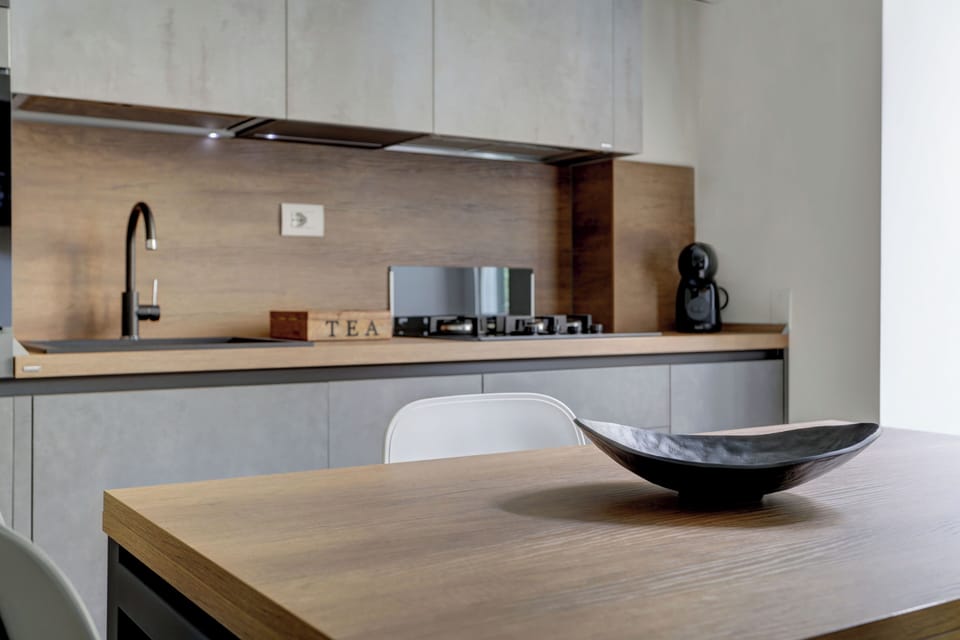 Comfort Apartment, 1 Bedroom, Kitchenette | Living area | 40-inch Smart TV with cable channels