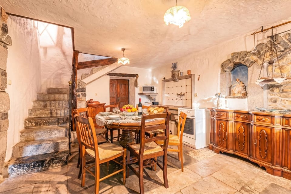 Family House, 4 Bedrooms, Balcony (Rustic House Luin) | Dining