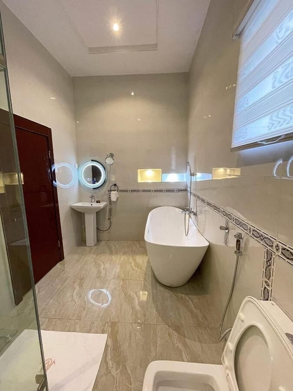 Deluxe Room, City View | Bathroom | Bathtub, towels, soap, shampoo