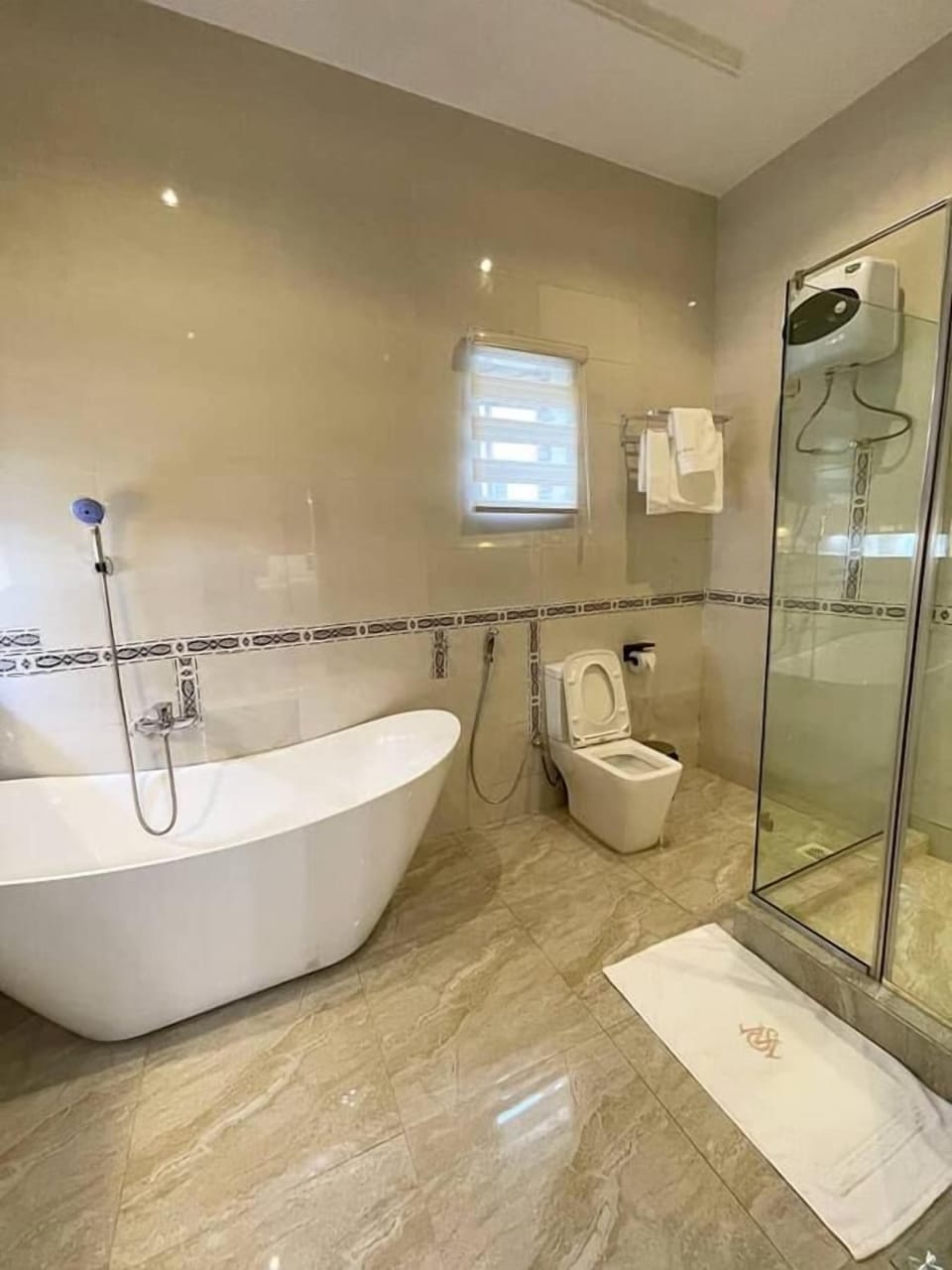 Bathtub, towels, soap, shampoo