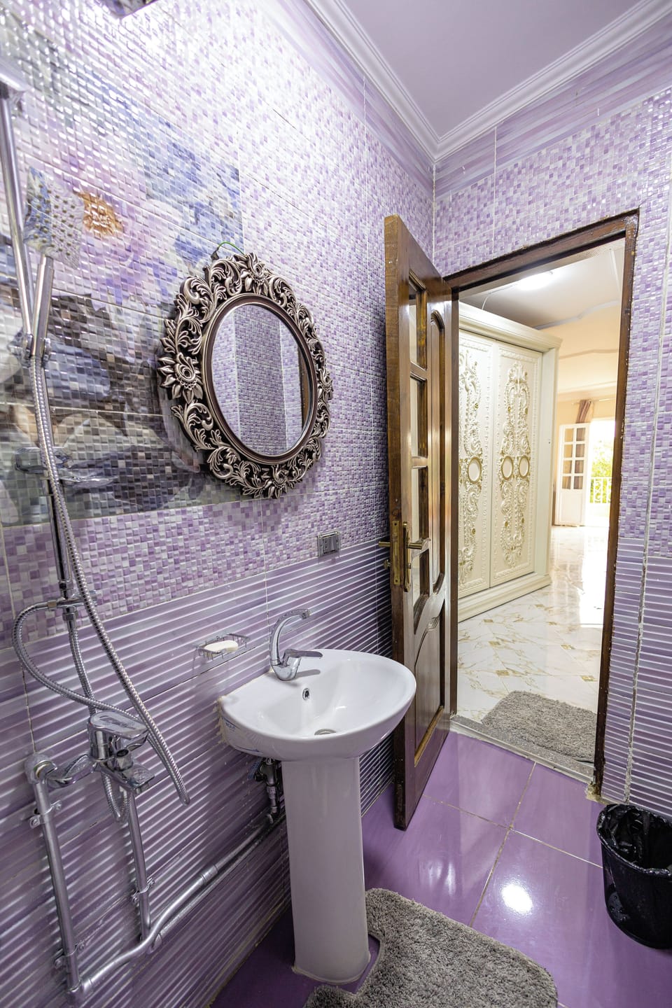 Royal Room, Patio, Mountain View | Bathroom | Shower, hydromassage showerhead, bidet, towels