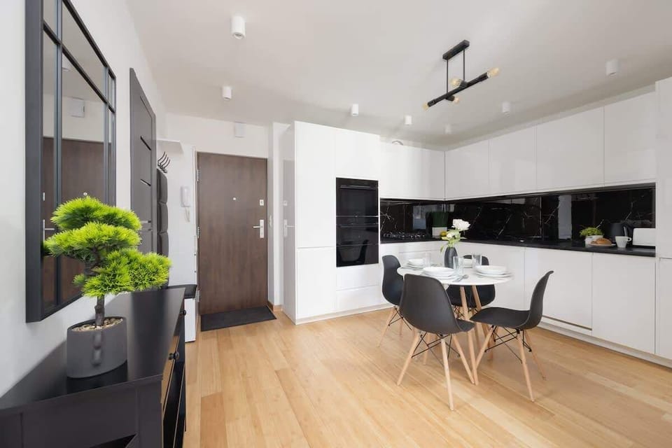Kitchenette with plenty of kitchen utensils and dishes. 