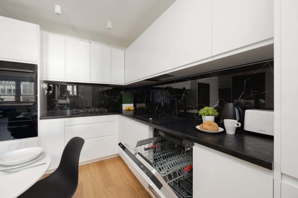 Fully equipped kitchenette. 