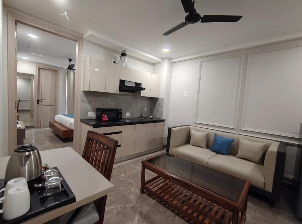 Premium Studio Suite, Balcony, City View | Living area