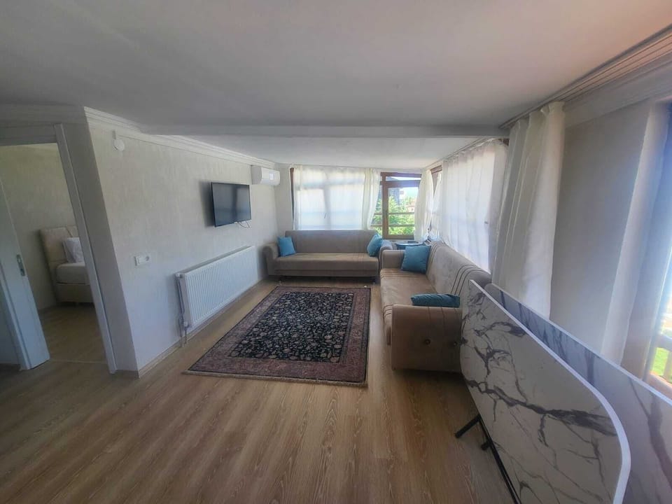 Deluxe Suite, Garden View | Living area