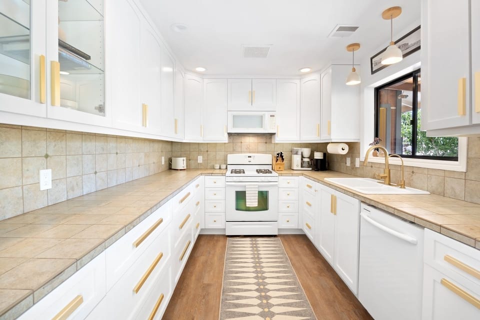 House, 4 Bedrooms | Private kitchen | Coffee/tea maker, fridge, oven