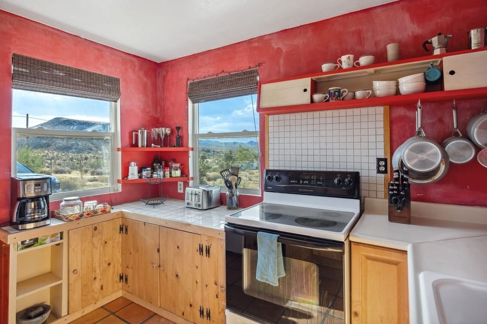 House, 2 Bedrooms | Private kitchen | Coffee/tea maker, fridge, oven