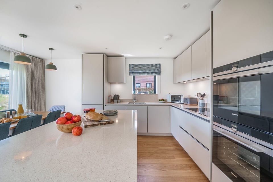The Hide, Silverlake, Dorchester: Enjoy preparing meals in the well-equipped kitchen