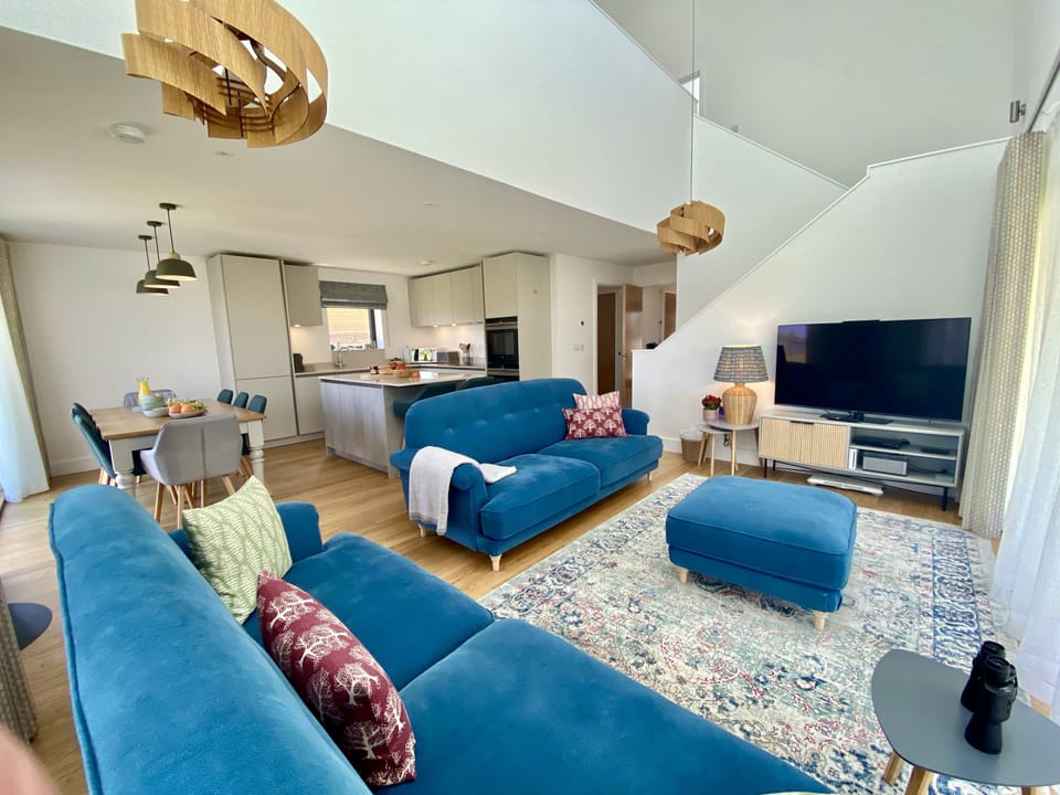The Hide, Silverlake, Dorchester: The spacious and stylish open-plan living at The Hide