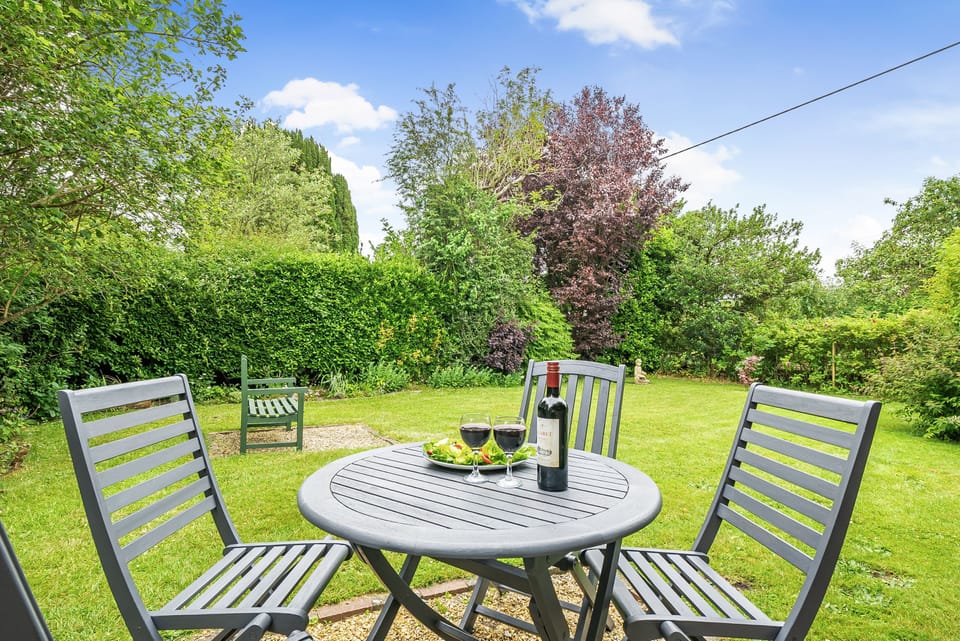 Chapel Cottage, Winterborne Kingston: The garden offers plenty of space for the family