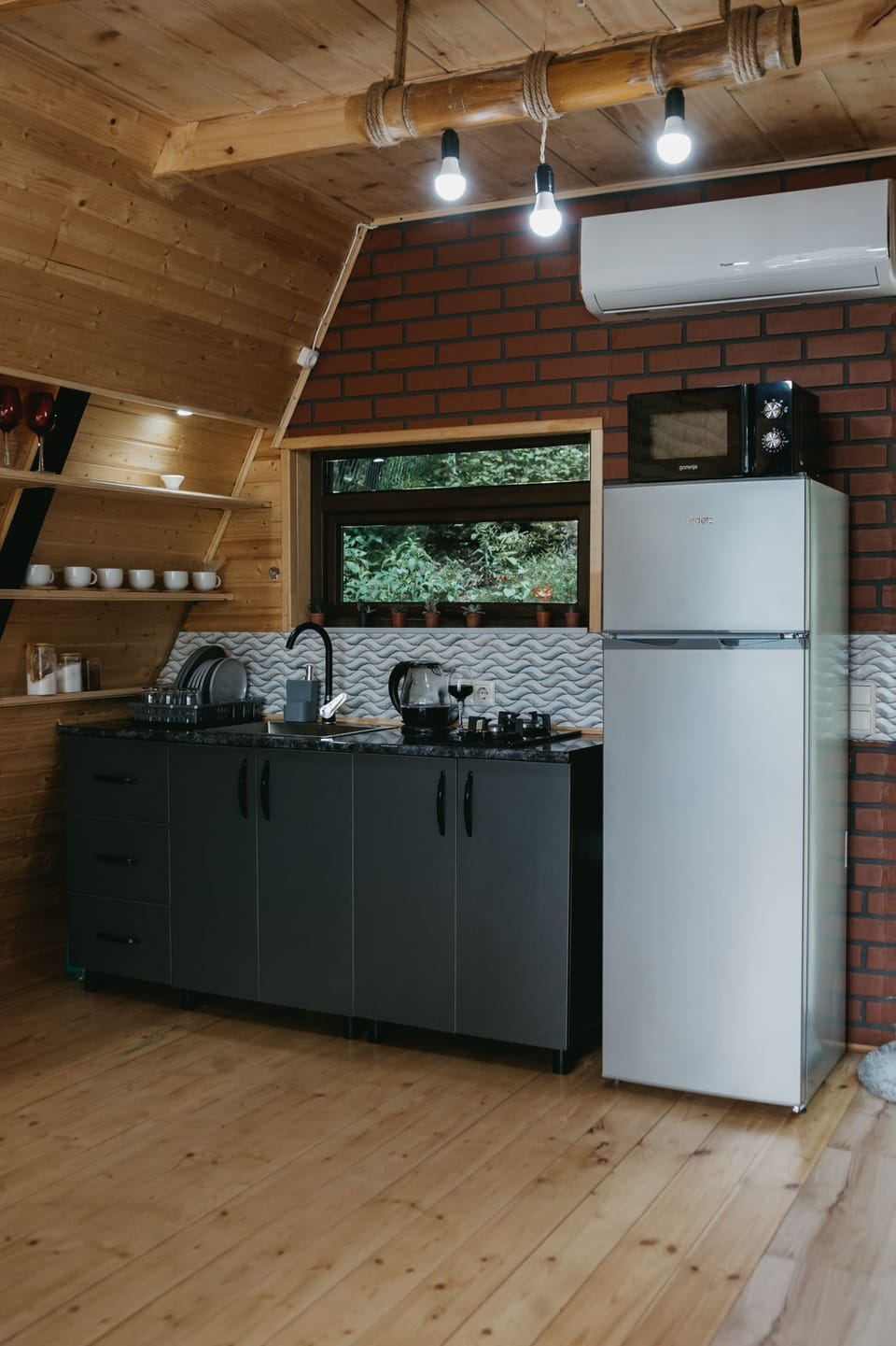 Comfort Cottage, Balcony, Lake View | Private kitchen | Microwave