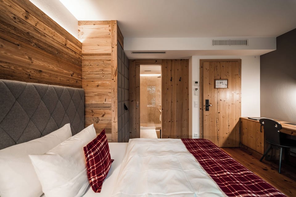 Comfort Room, 1 Queen Bed (Kampenwand) | Premium bedding, minibar (free items), in-room safe, desk