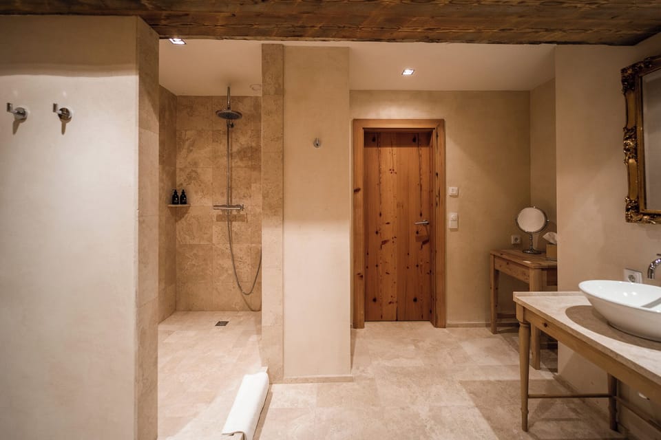 Junior Suite (Kaiser) | Bathroom | Free toiletries, hair dryer, bathrobes, slippers