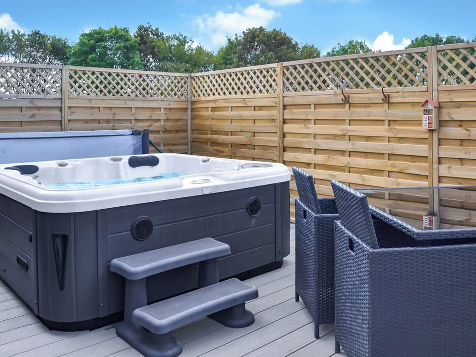 Hot tub | Sycamore - Graffitoe Farm Holidays, Hunmanby