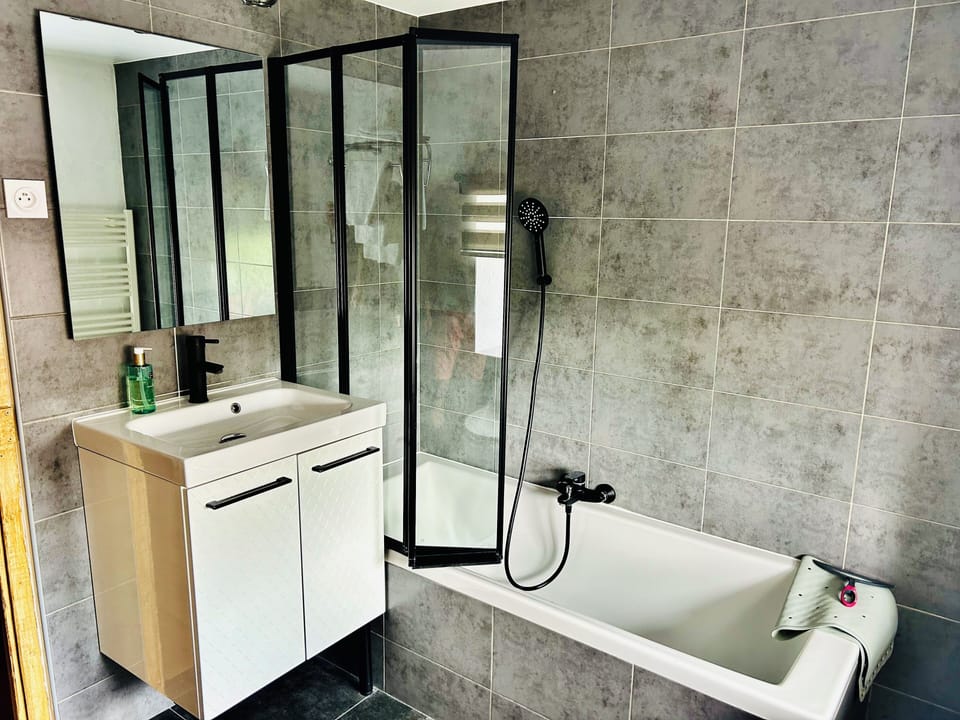 Triple Room, 1 Queen Bed with Sofa bed, Non Smoking | Bathroom | Free toiletries, hair dryer, towels, soap