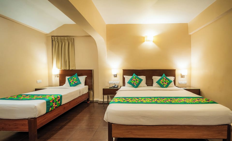 Deluxe Room | In-room safe, desk, blackout drapes, iron/ironing board