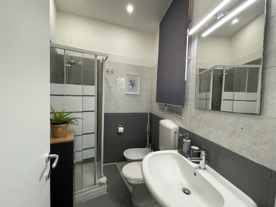 Comfort Quadruple Room | Bathroom