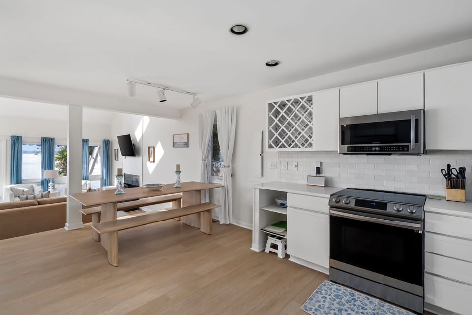 Fully-stocked Kitchen: Sleek design meets functionality—whip up culinary delights with stunning views!
