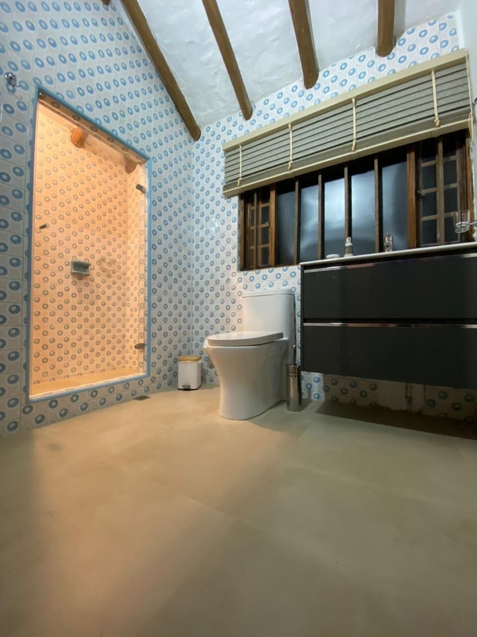 Standard Double Room, Garden View | Bathroom | Shower, rainfall showerhead, towels