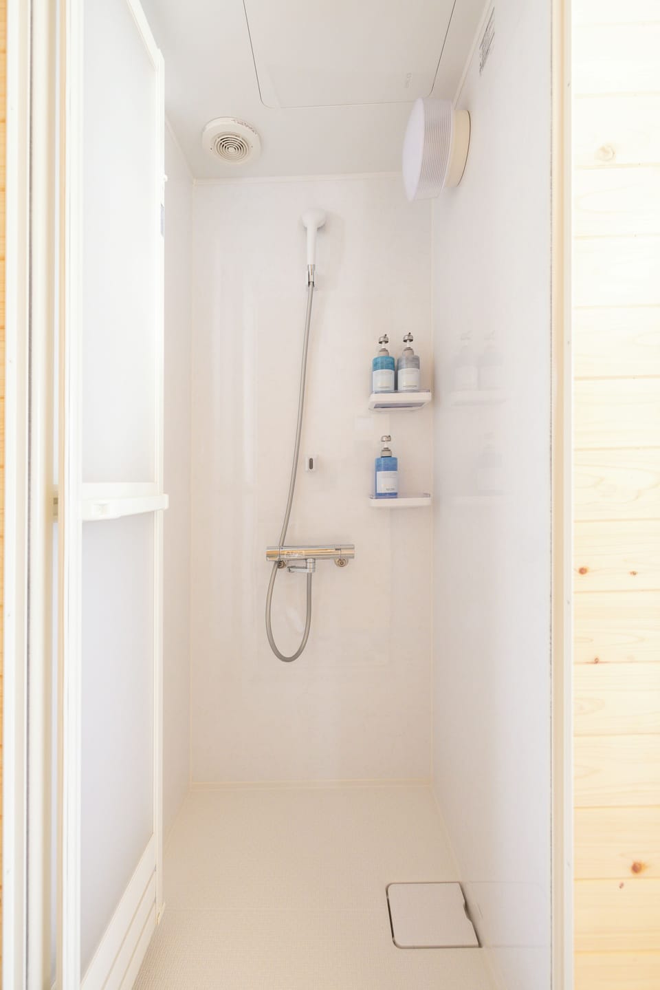 Shower, free toiletries, hair dryer, shampoo