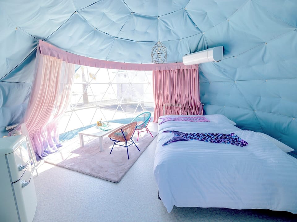 Minibar (free items), bed sheets